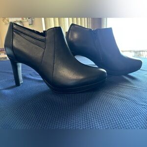 New Clark’s Women’s Ambyr Black Dress Booties W9